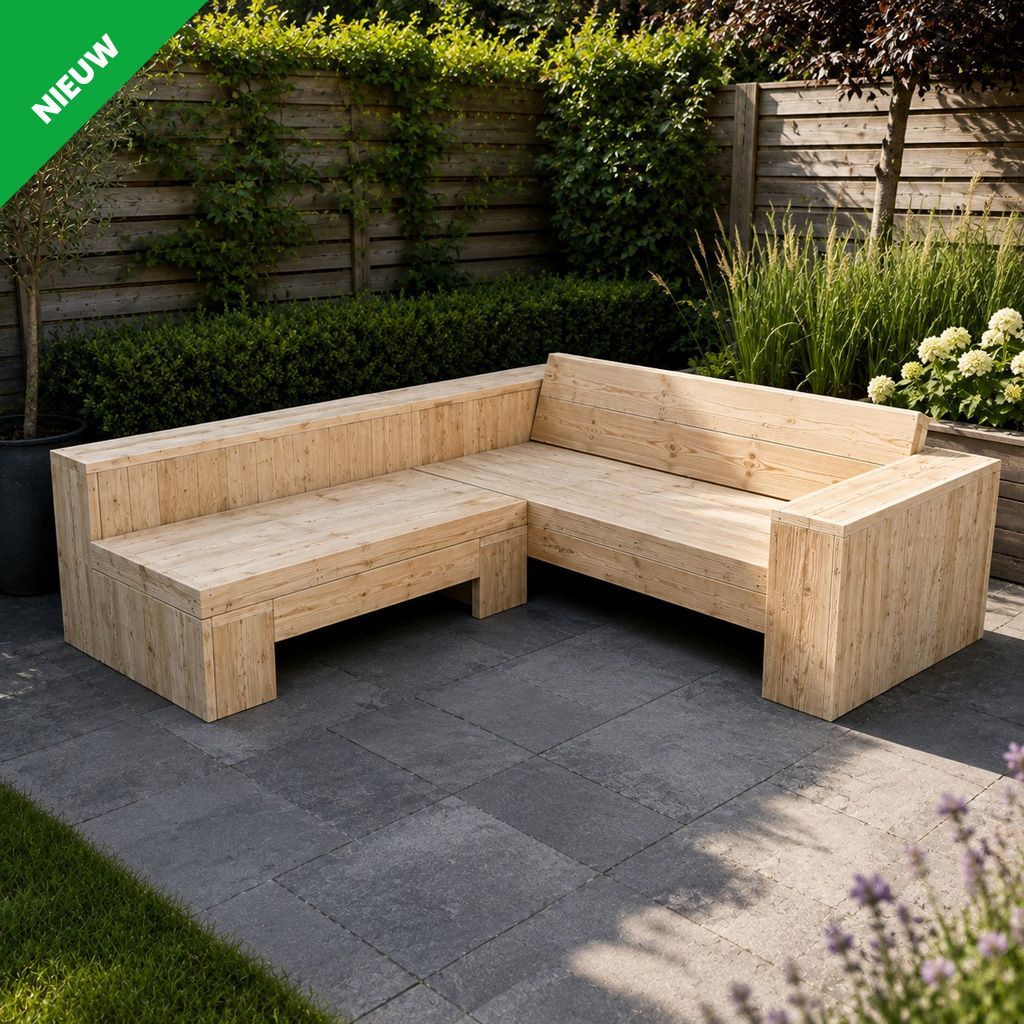 Lichte houten L-vormige loungebank voor buiten op een betegeld terras in een binnentuin