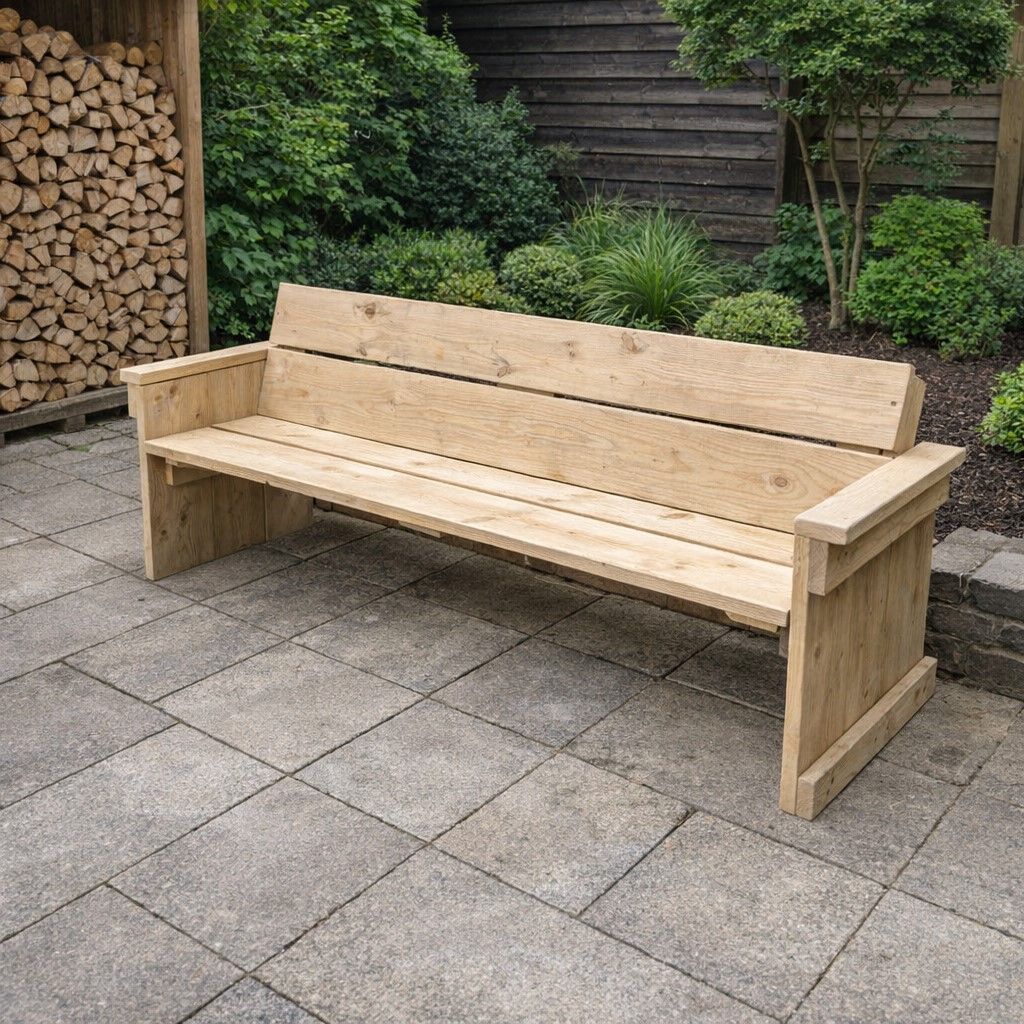 Houten bank op een betegeld terras naast opgestapeld brandhout en een tuinmuur.