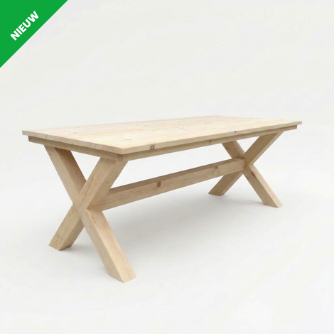 Lichte houten eettafel met X-vormige poten op een witte achtergrond