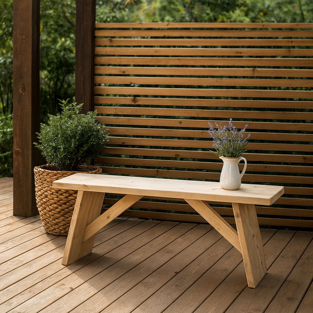 Steigerhouten bankje met een gevlochten mand en witte vaas op een terras naast een lattenprivacyscherm