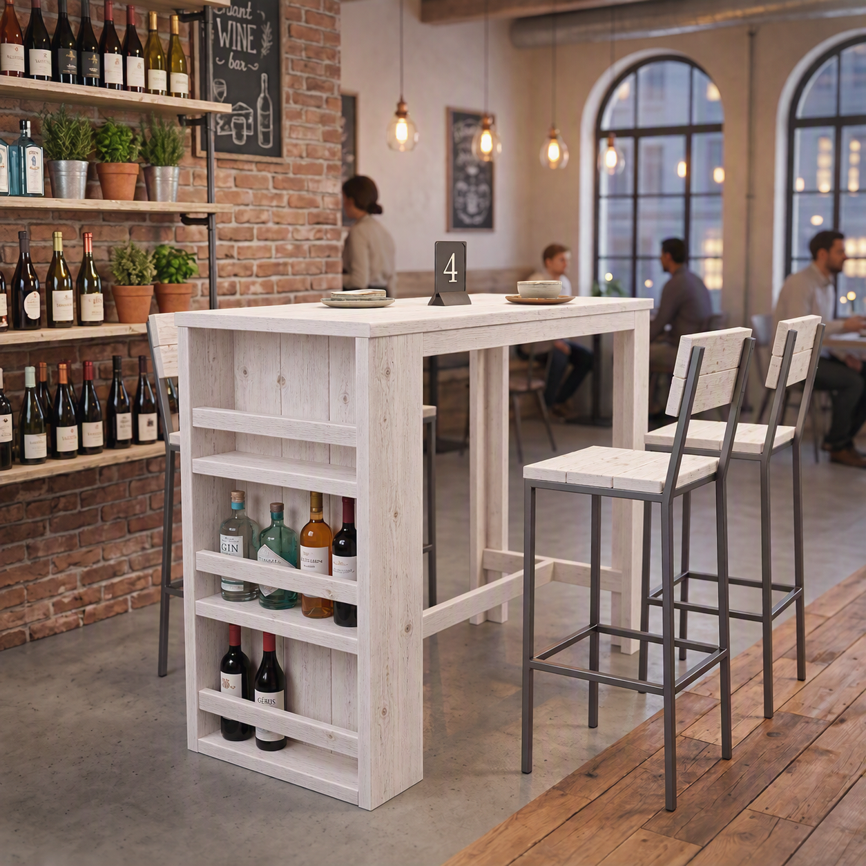 Whitewash Moderne wijntafel met witte hoge tafels, hoge barkrukken, bakstenen muren en een paar zittende gasten.