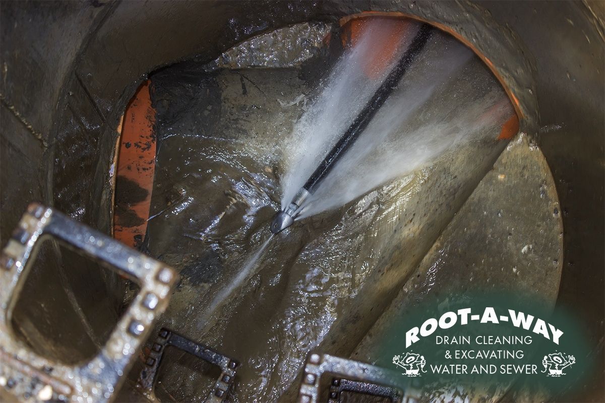 Cleaning nozzle sprays water against the pipe wall Cleaning nozzle sprays water against the pipe wall