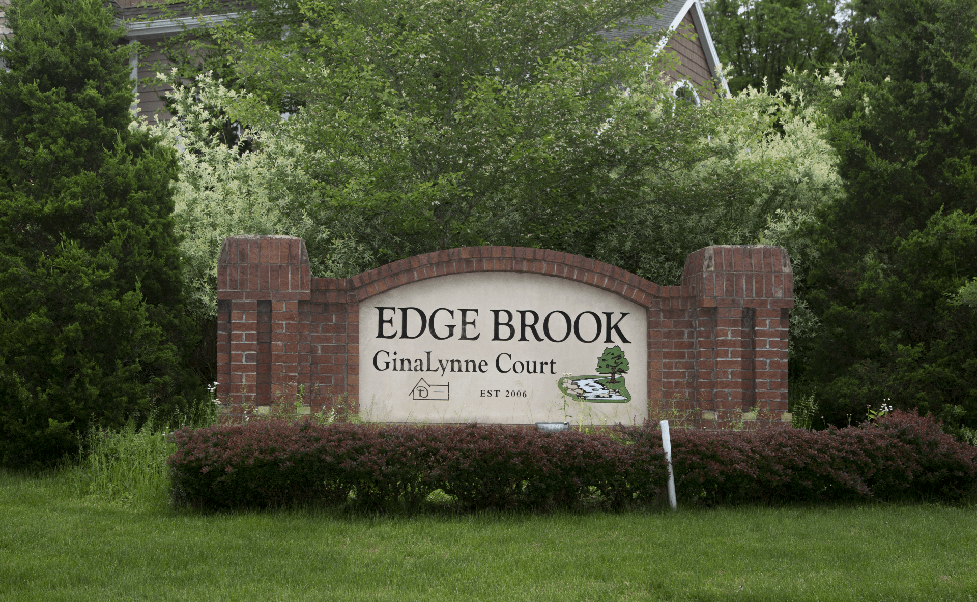 A sign that says edge brook ginalnne court on it