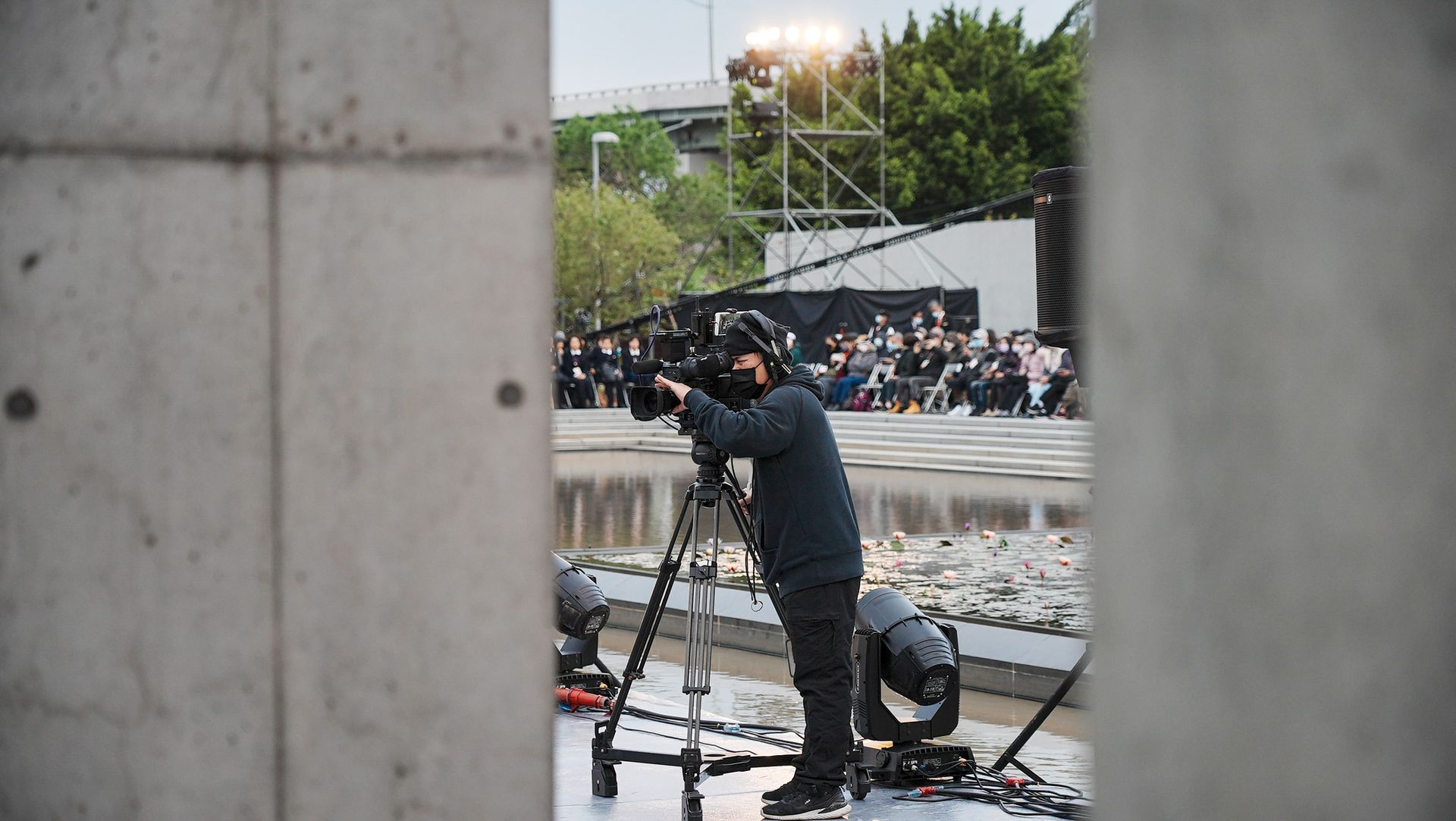 一個人正在拍攝戶外活動，背景有一大群人。