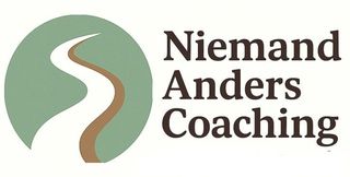 Logo voor "Niemand Anders Coaching" met een padgrafiek en de slogan "Leef je leven!"