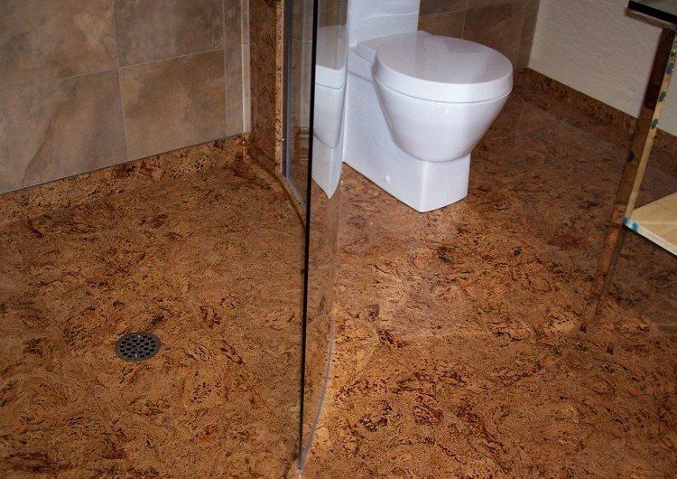 Un WC dans une salle de bain avec un sol en liège
