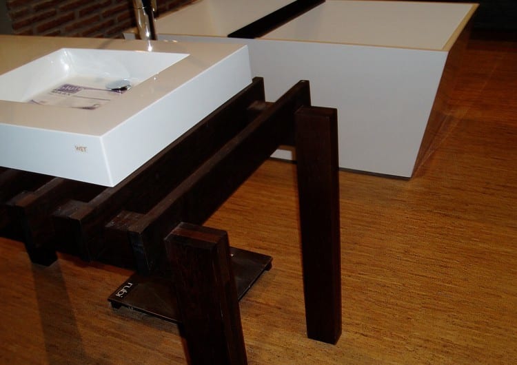 Une table en bois avec un évier dessus