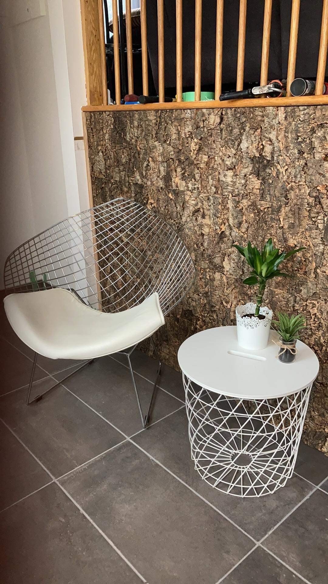 Il y a une chaise et une table dans la pièce.