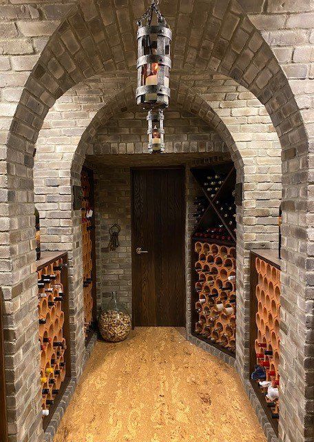 Une cave à vin en brique avec une lanterne suspendue au plafond