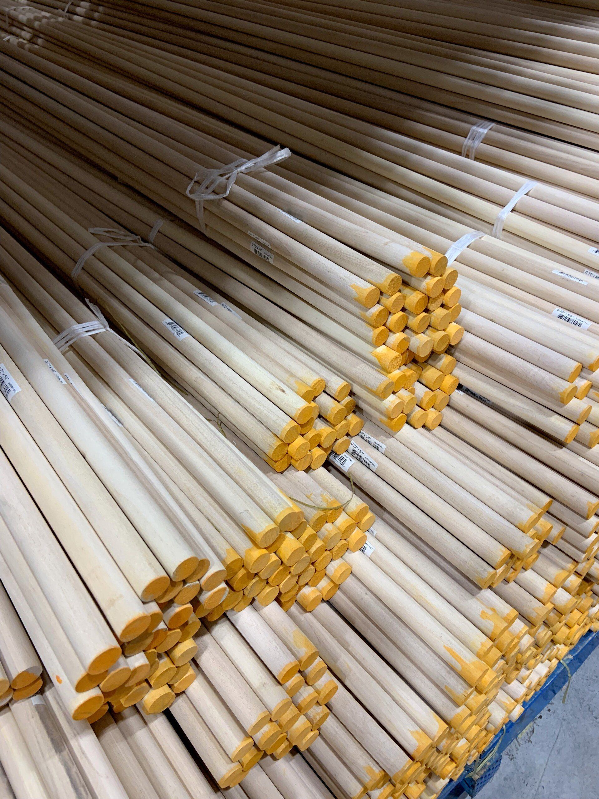 Un tas de bâtons de bois sont empilés les uns sur les autres