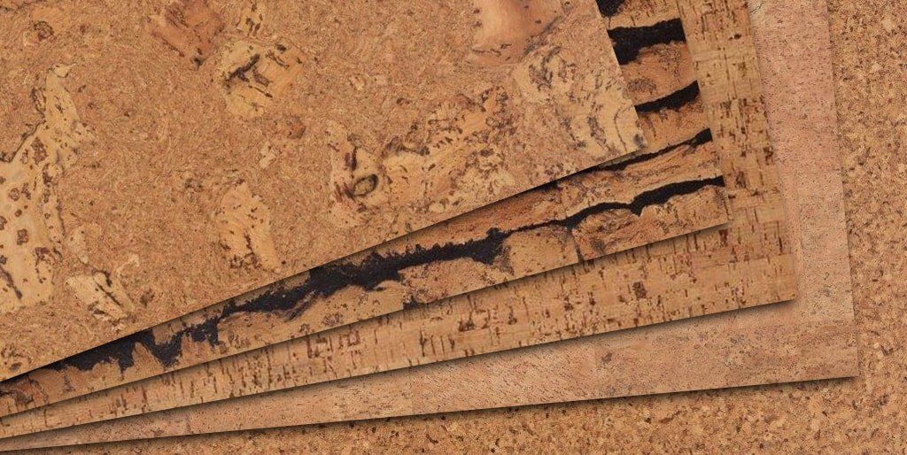 Feuilles de liège empilées en éventail, révélant des nuances de brun et des surfaces texturées.