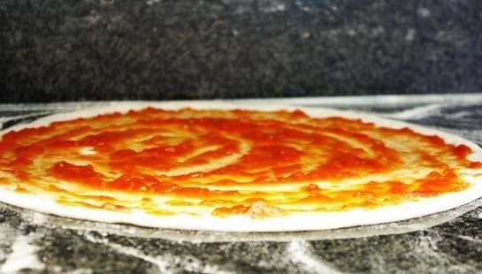 Pizza con salsa