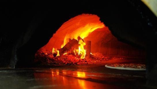 Forno a legna acceso