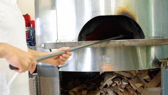 Pizza in forno a legna