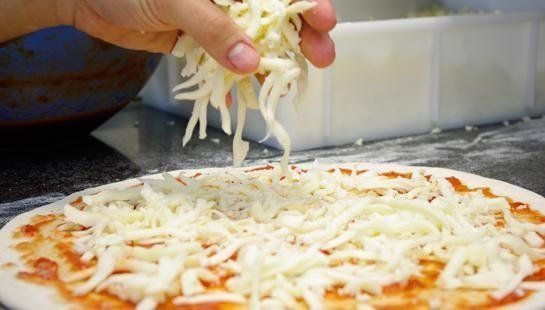 Pizza in preparazione