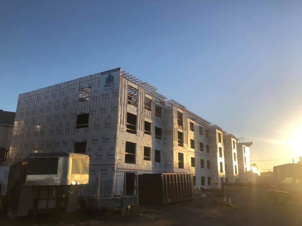 Un grand bâtiment en construction avec le soleil qui brille à travers les fenêtres.