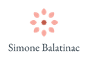 Simone Balantinac Logo von Simone Balatinac mit einem stilisierten Blumenmuster in Rosa und Braun über dem Namen.