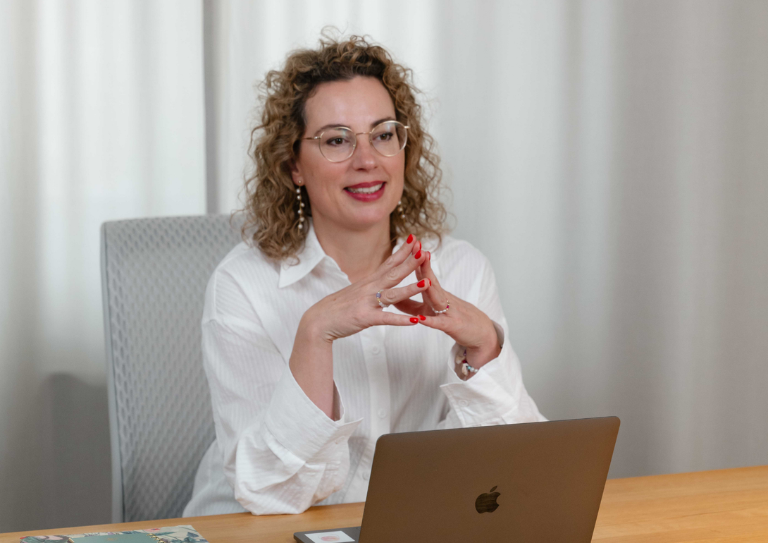 Simone Balatinac im Online-Gespräch, lächelnd vor dem Laptop – Health Check-In für Frauen.