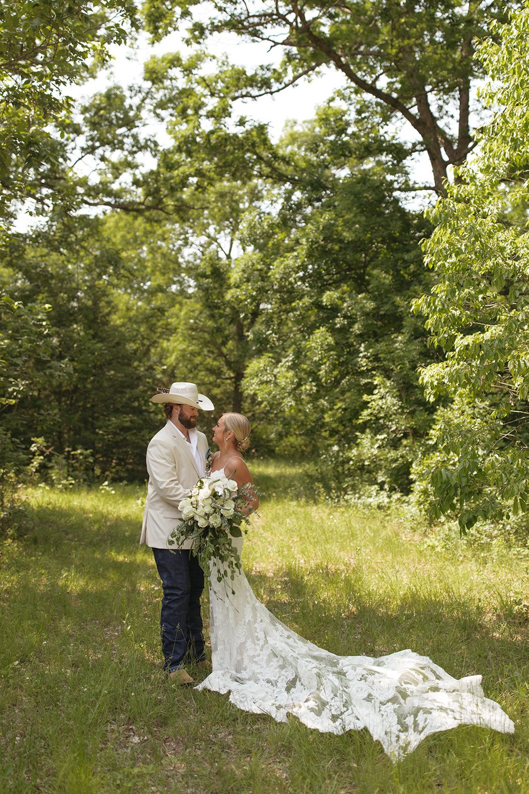 Celebrate Your Wedding at the Champagne Barn in Harrisburg, MO. Visit Our Outdoor Wedding Venue.