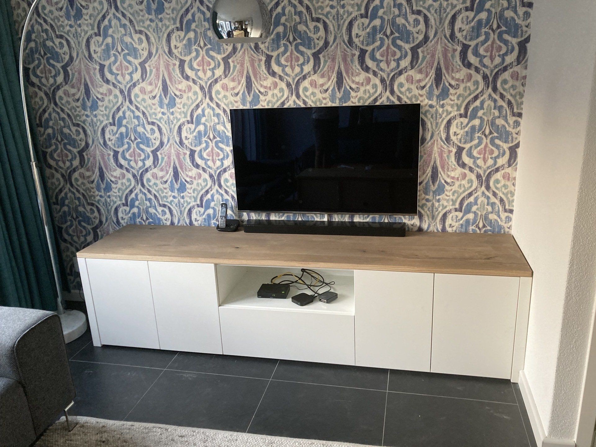 Tv-meubel zijkanten en fronten wit zijdeglans, het blad is massief eiken.