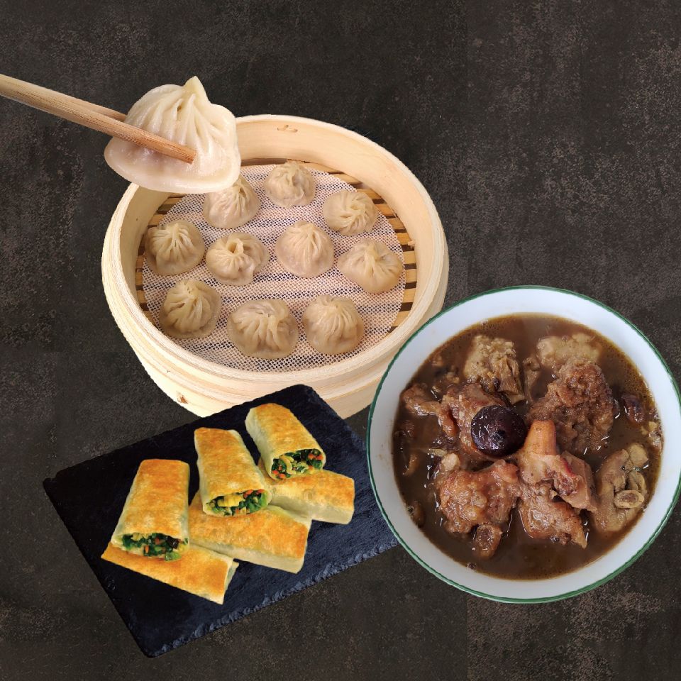 點心盛宴：蒸餃、捲餅和燉菜盛在碗裡，筷子夾起一個餃子。