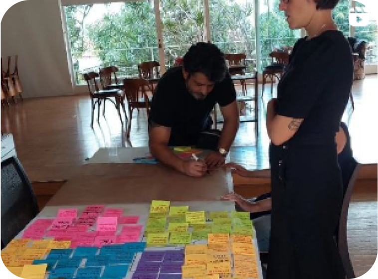 Um homem está sentado em uma mesa com post-its nela