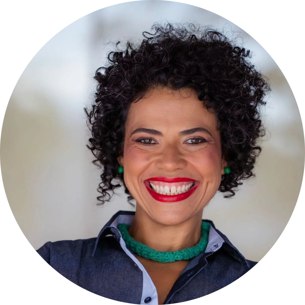 Uma mulher com cabelos cacheados está sorrindo em um círculo