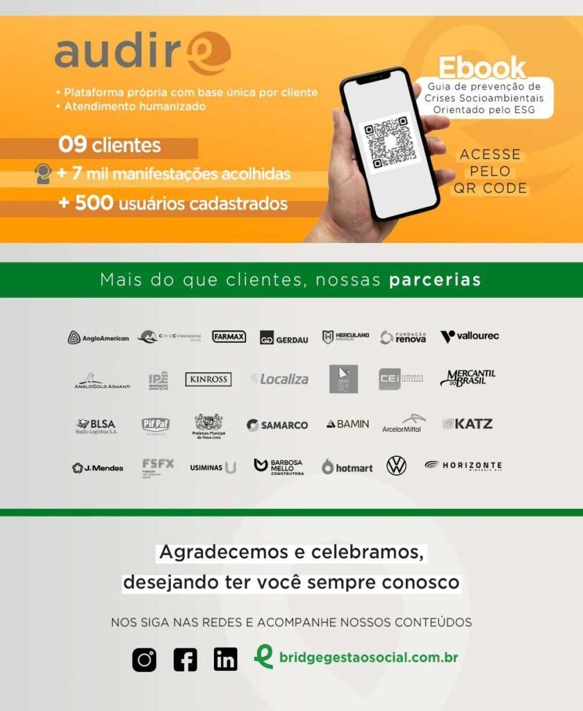 Uma pessoa está segurando um celular na mão.