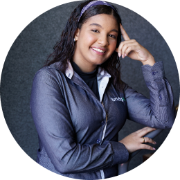 Uma mulher usando uniforme Bridge Gestão Social está sorrindo