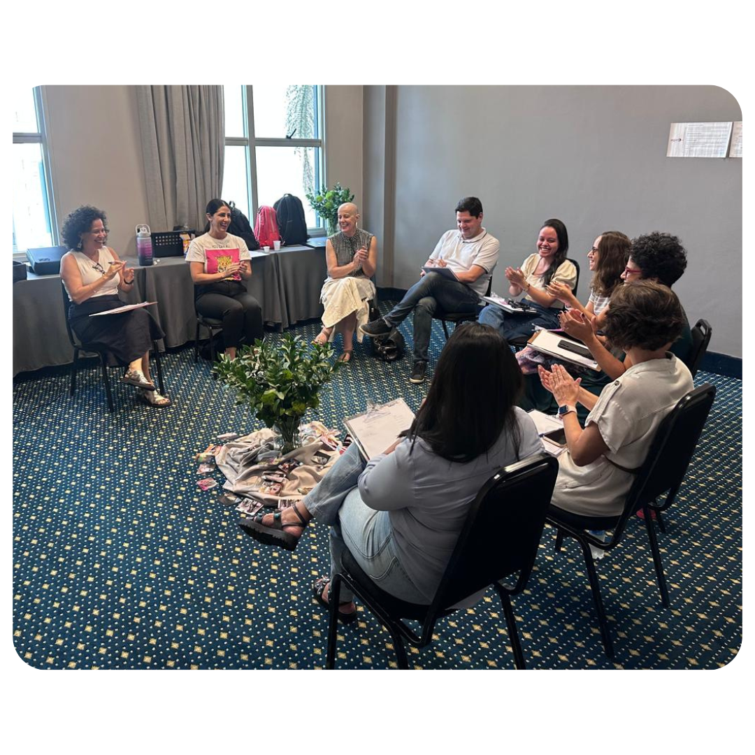 Pessoas da equipe Bridge em uma roda realizando planejamento estratégico.