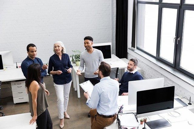 Equipe no escritório representando a comunicação corporativa das empresas
