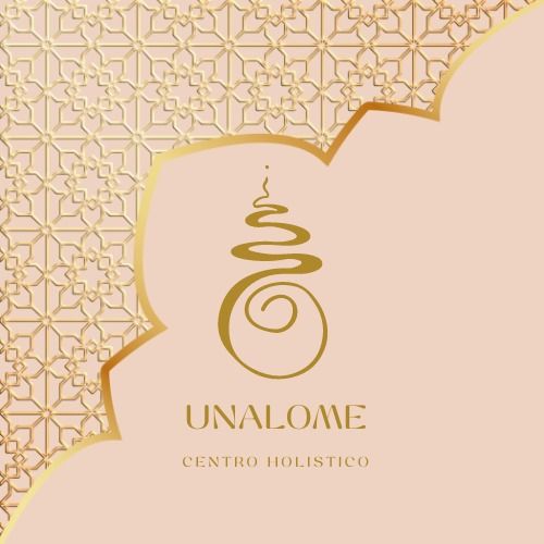 Logotipo con patrón floral dorado y figura en espiral; el texto dice 