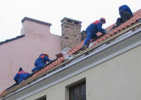 Men roofing