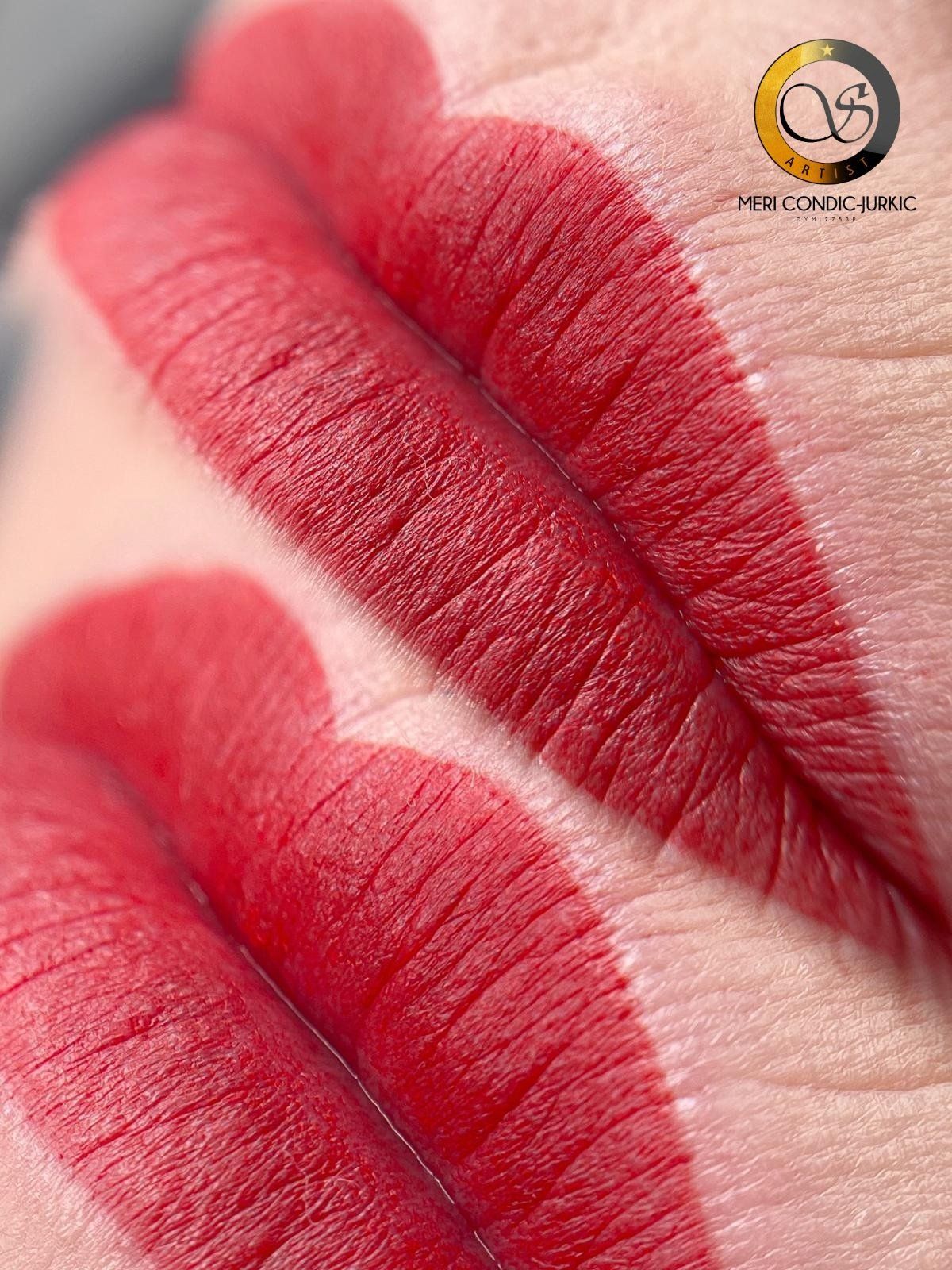 Nahaufnahme von roten Lippenstift-Swatches auf der Haut mit glänzendem Finish und feiner Textur