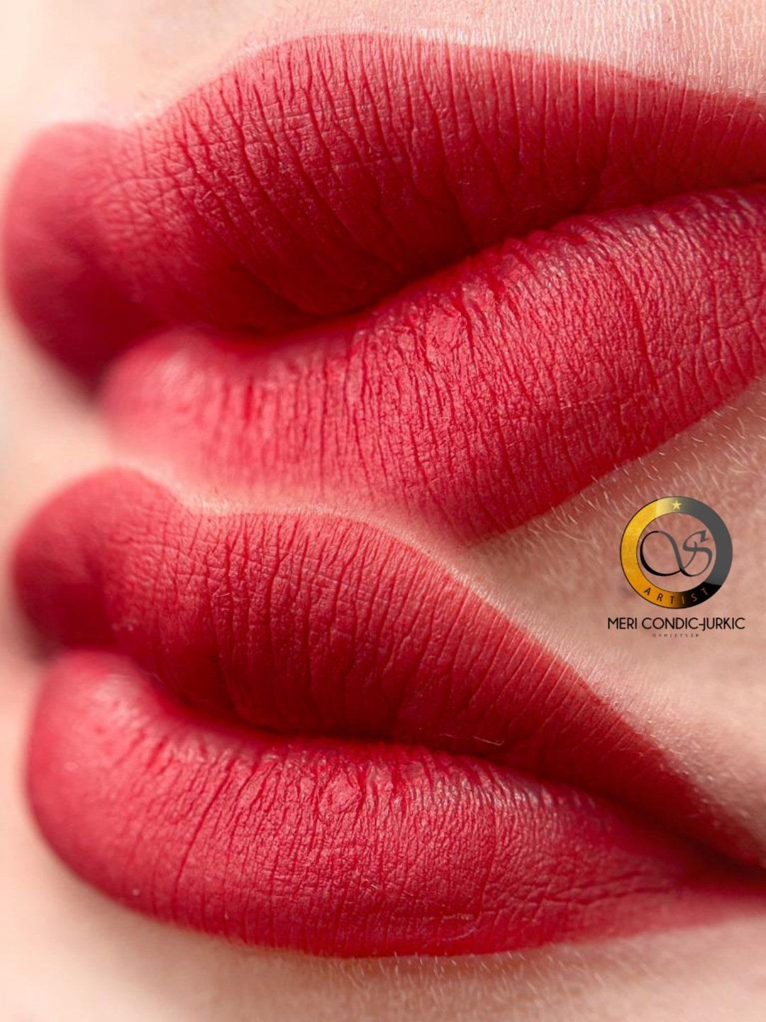 Nahaufnahme von zwei matten roten Lippen-Make-up-Looks auf blasser Haut