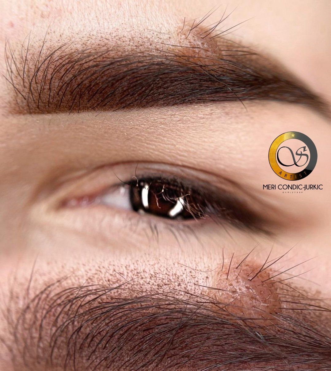 Nahaufnahme eines braunen Auges mit dicken, geformten Augenbrauen vor und nach der Rasur bzw. dem Microblading.