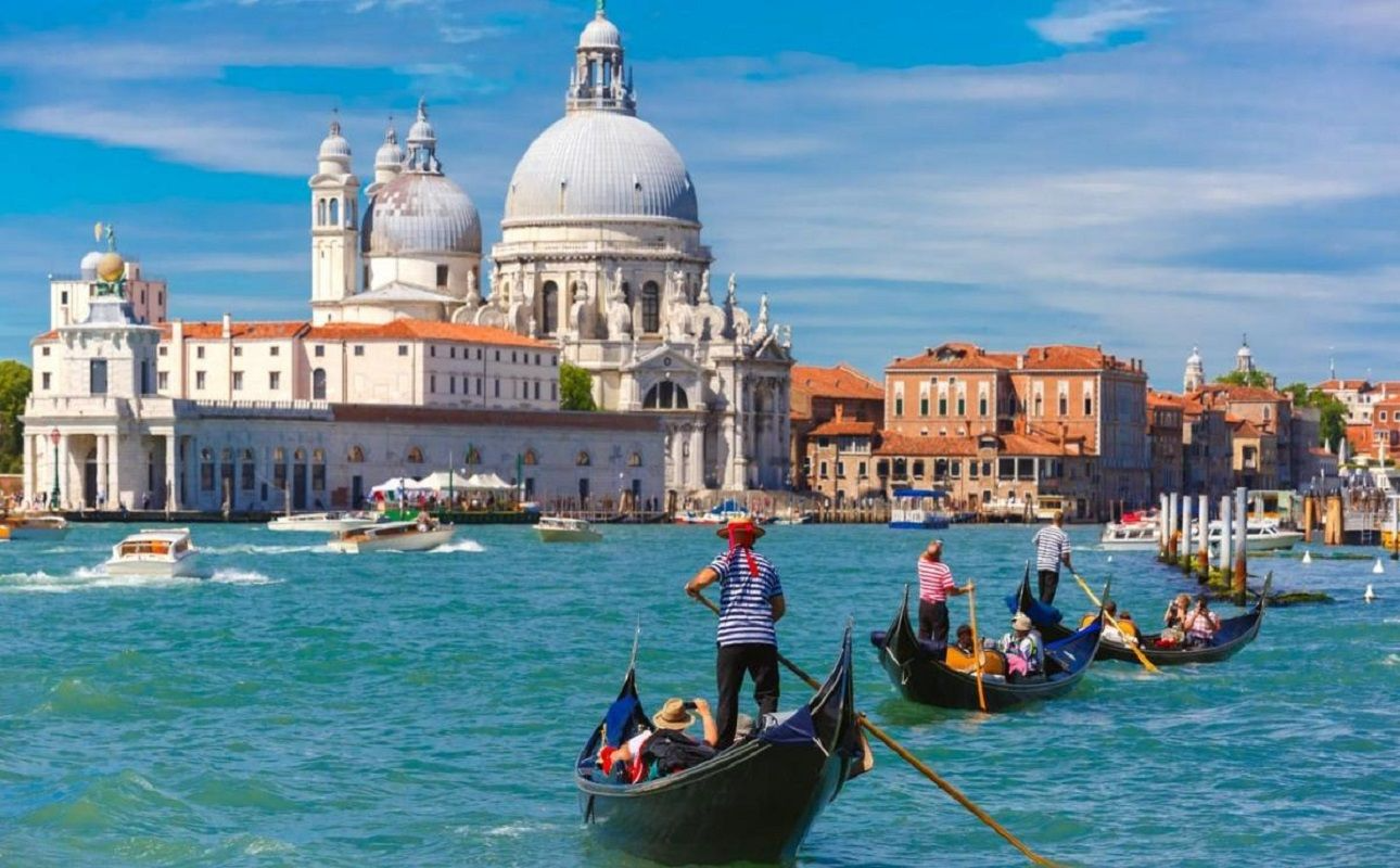 Licensed tour guide in Venice showing secret local spots in 2026