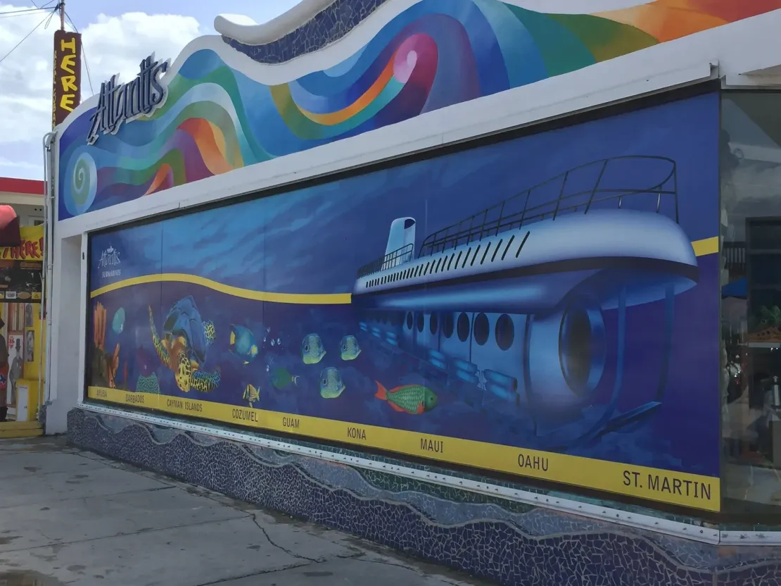 Un escaparate con una pintura de un submarino.