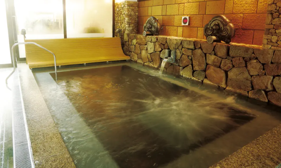 A photo of the hot springs at Tenzan no Yu in Kyoto, Japan
