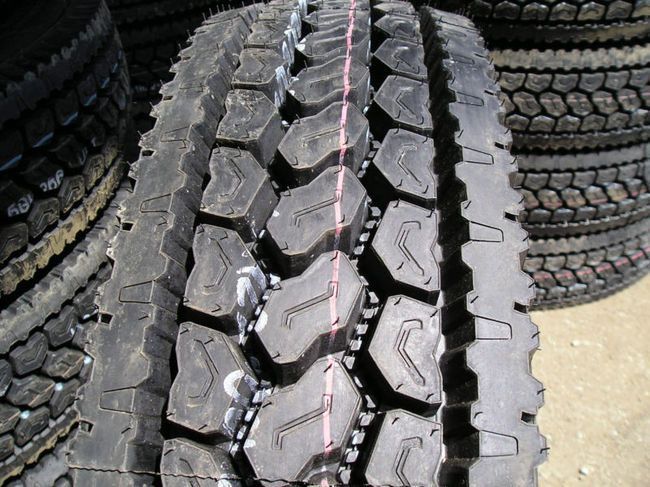 Samson GL266D TL Premium Drive Tire tread view