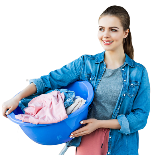 Donna sorridente, con in mano un cesto della biancheria blu pieno di vestiti, su sfondo bianco.