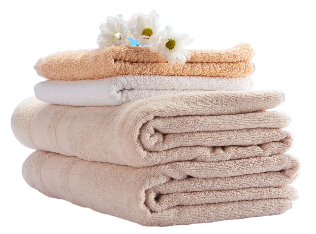 Pila di asciugamani piegati beige e bianchi con piccoli fiori bianchi in cima