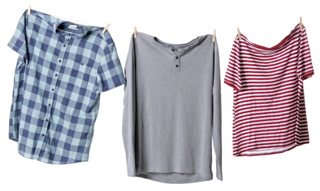 Tre top piegati: camicia a quadri blu, camicia a maniche lunghe grigia e top a spalle scoperte a righe rosse