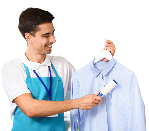 Un uomo con un grembiule blu tiene in mano e indica una camicia a righe con i bottoni.