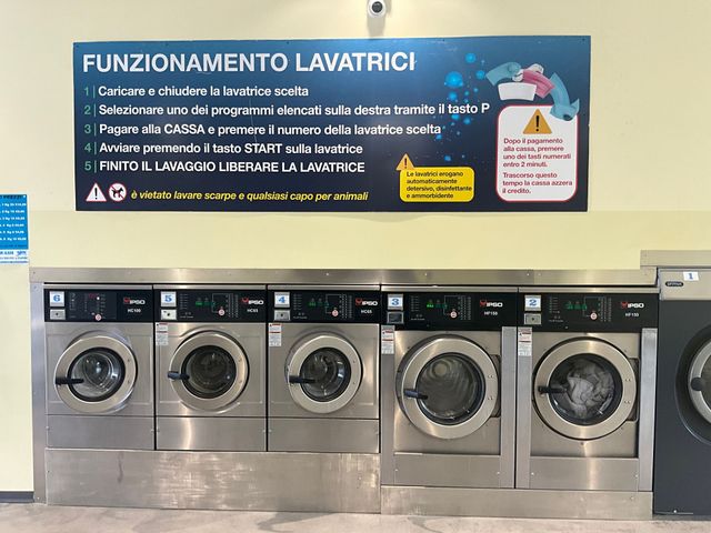 Sala relax interna vuota con tavoli, sedie, distributore automatico e dispenser d'acqua.