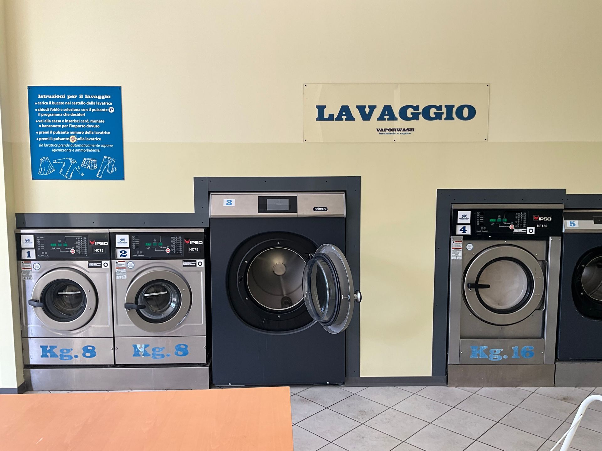 Lavanderia con lavatrici e asciugatrici sotto l'insegna