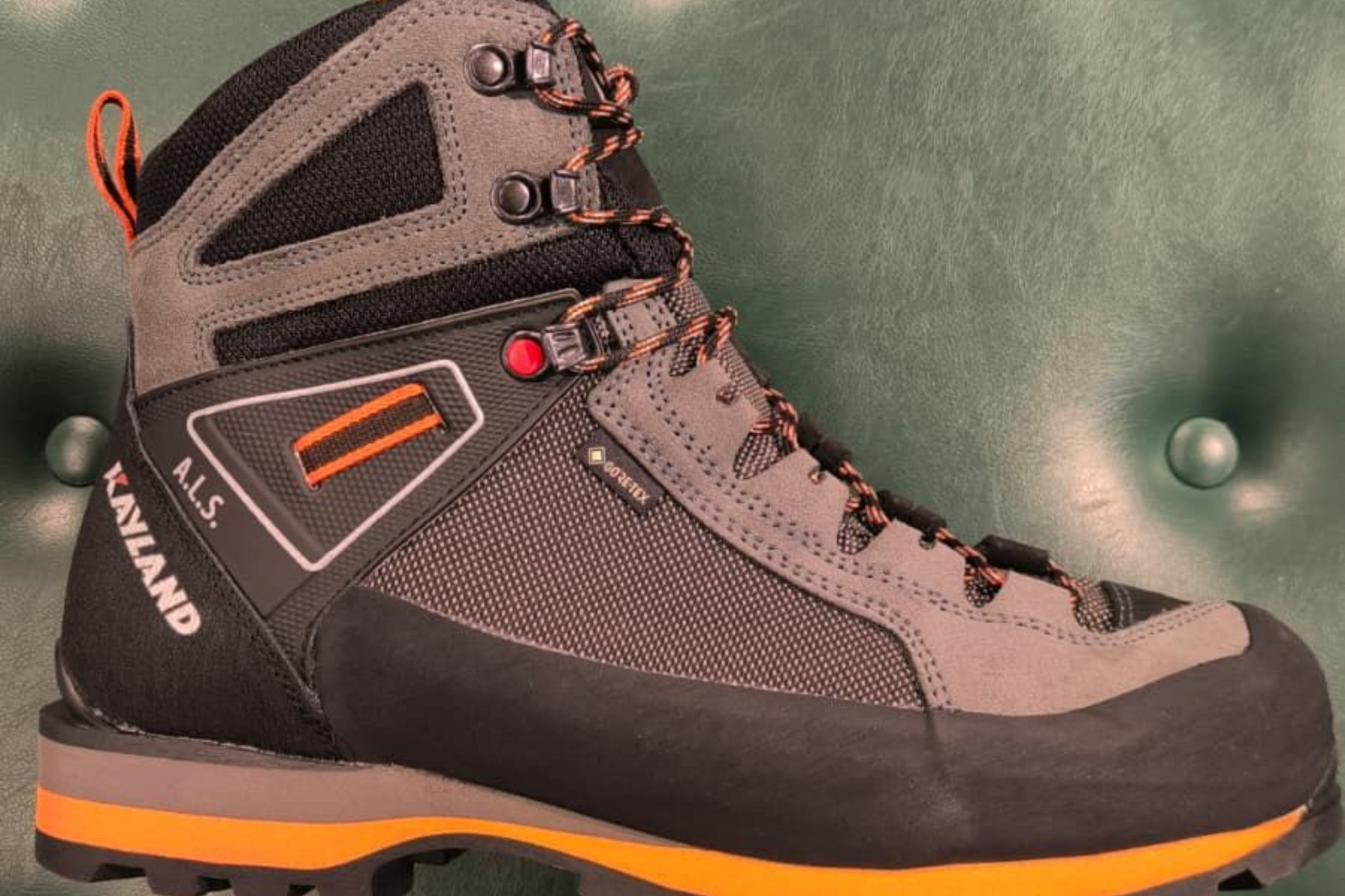 Scarpe da trail running Salomon nere e box su ciottoli.
