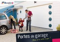 Une famille se tient devant une porte de garage.