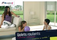 Une femme et deux enfants sont assis sur un canapé dans un salon.