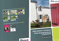 Une brochure avec une photo d'une maison et des chaises dessus.